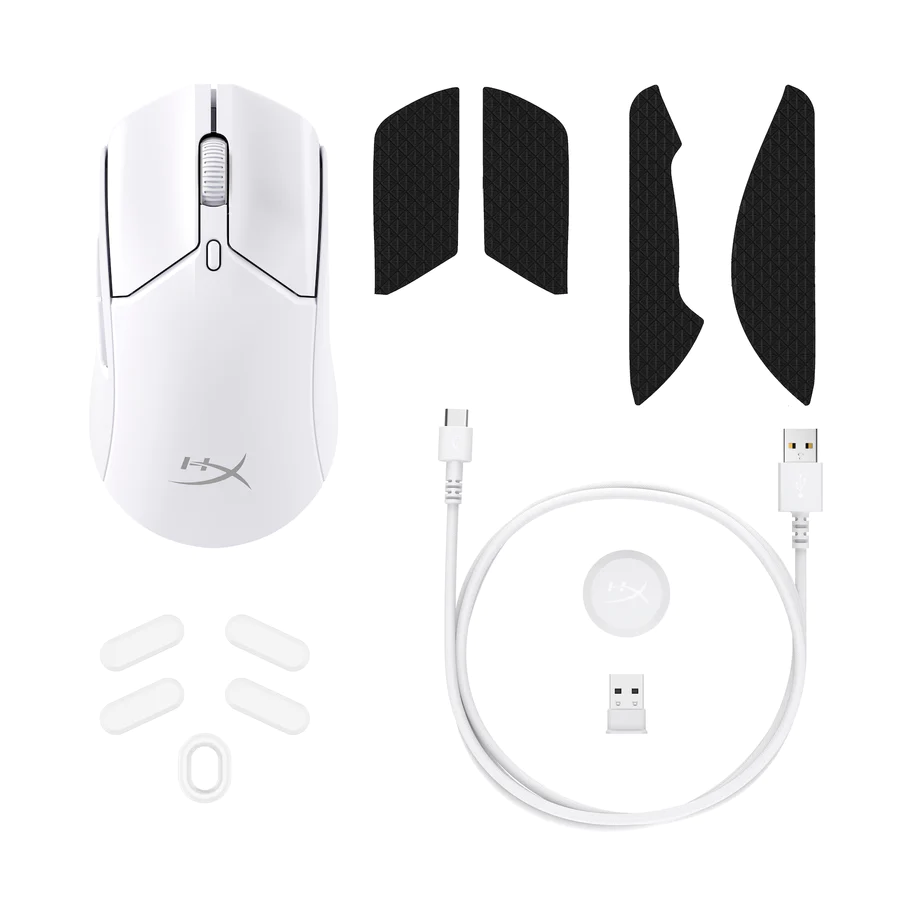 Fehér gamer egér tartozékokkal: markolószalagok, USB kábel, vevő és adapterek.