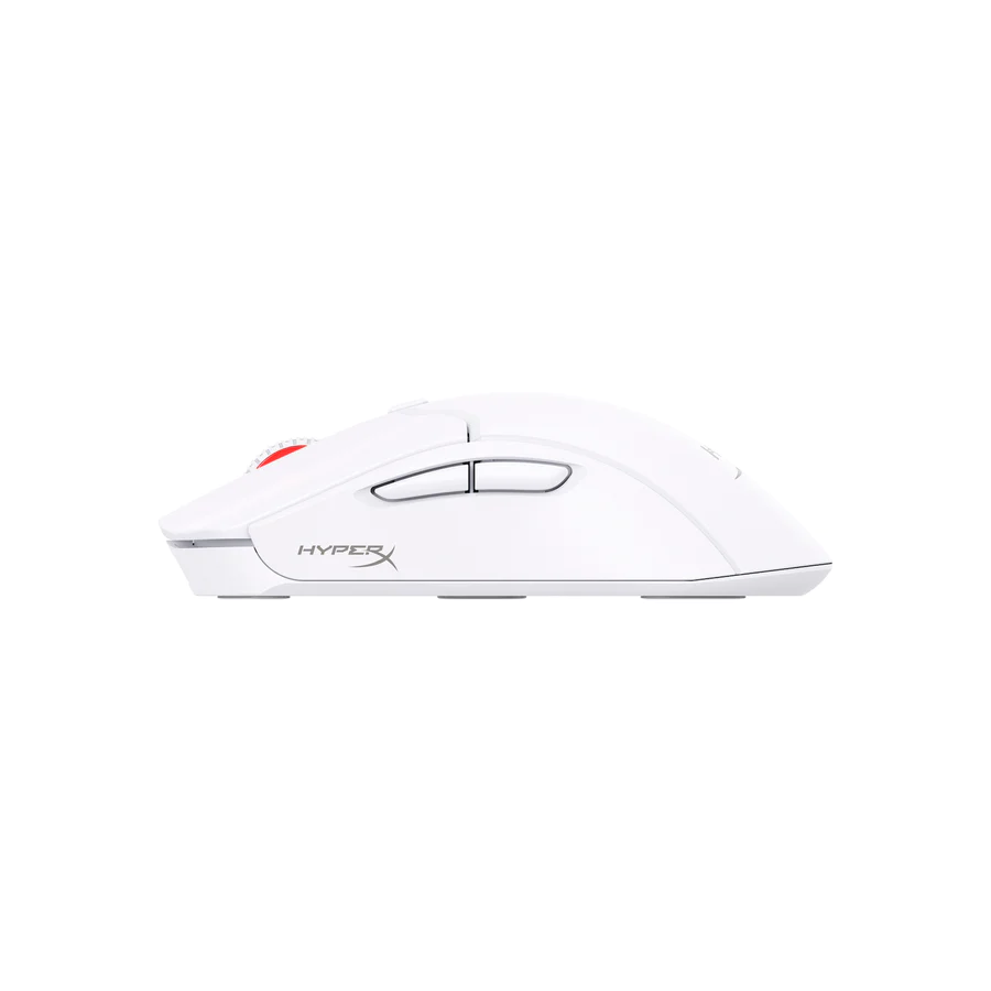 Fehér HyperX gaming egér fehér háttéren, két gombbal és egy piros görgetőkerékkel.