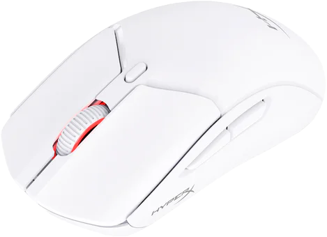 Fehér HyperX gaming egér piros görgetőkerékkel, ferdén egy fehér felületen.