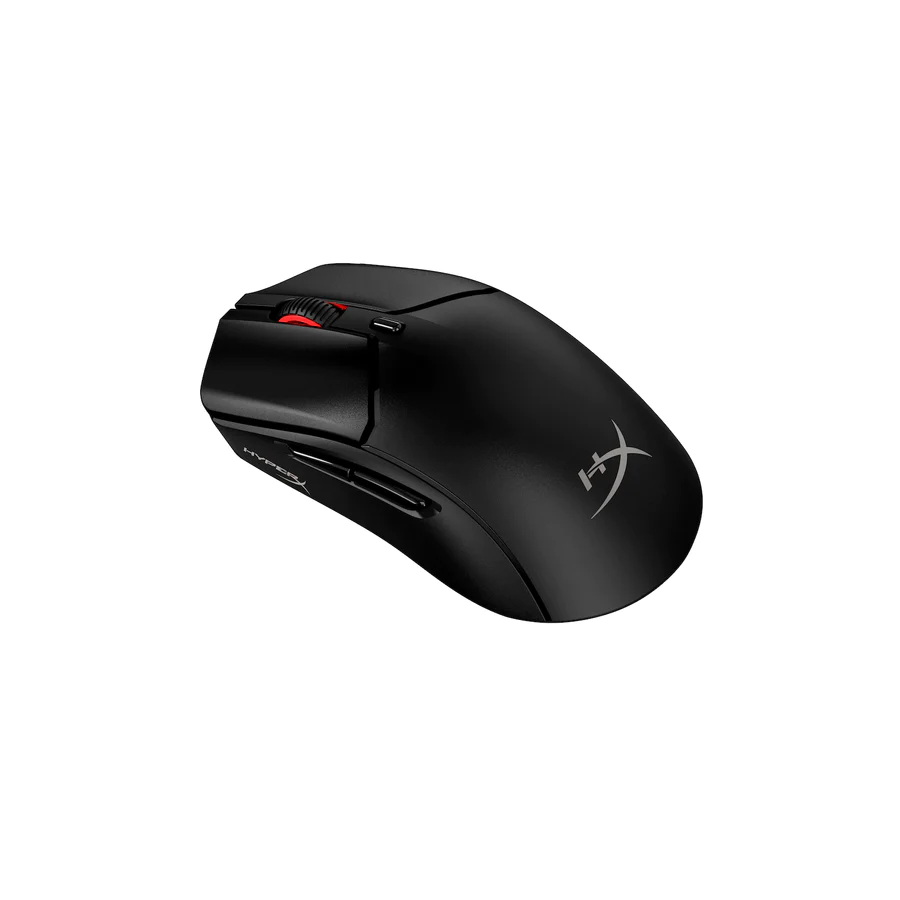 Fekete számítógépes egér piros görgetőkerékkel és HyperX logóval. Fehér háttéren van.