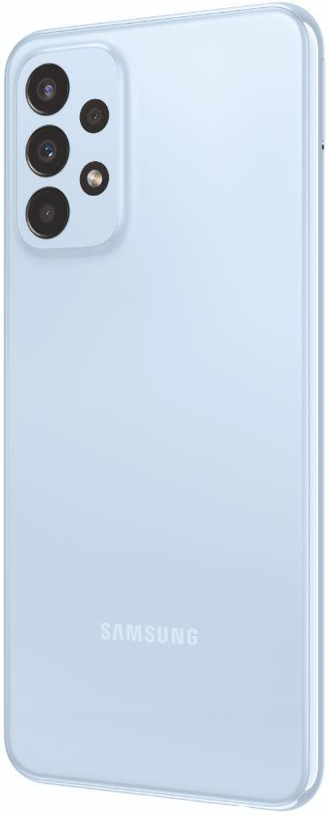 Hellblaues Samsung Smartphone, mit einer Kameraanordnung auf der Rückseite, aus einem Winkel gesehen.