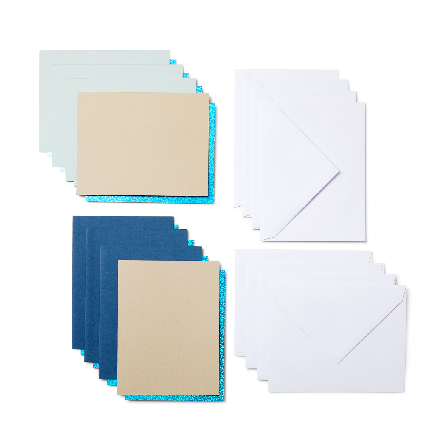 Een set briefpapier, waaronder blauwe, beige en witte kaarten, met bijpassende enveloppen.