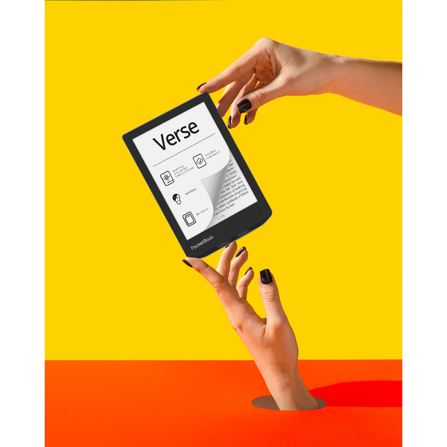 Handen die een zwarte e-reader vasthouden tegen een gele en oranje achtergrond.