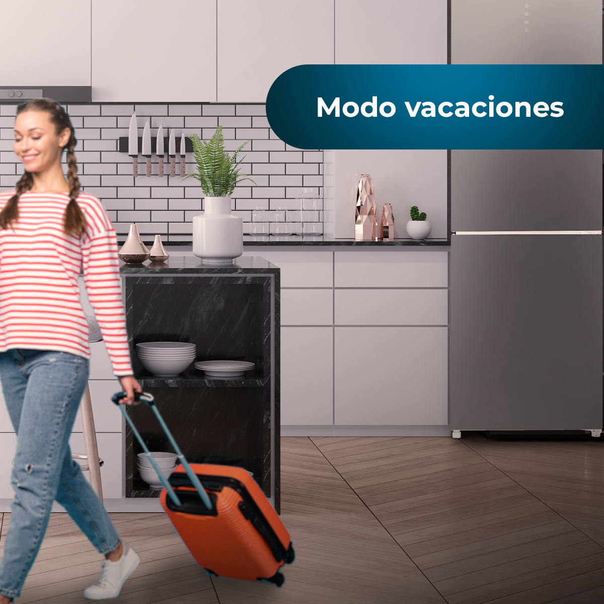 Mujer con equipaje en una cocina con electrodomésticos, banner que dice 'Modo vacaciones'.