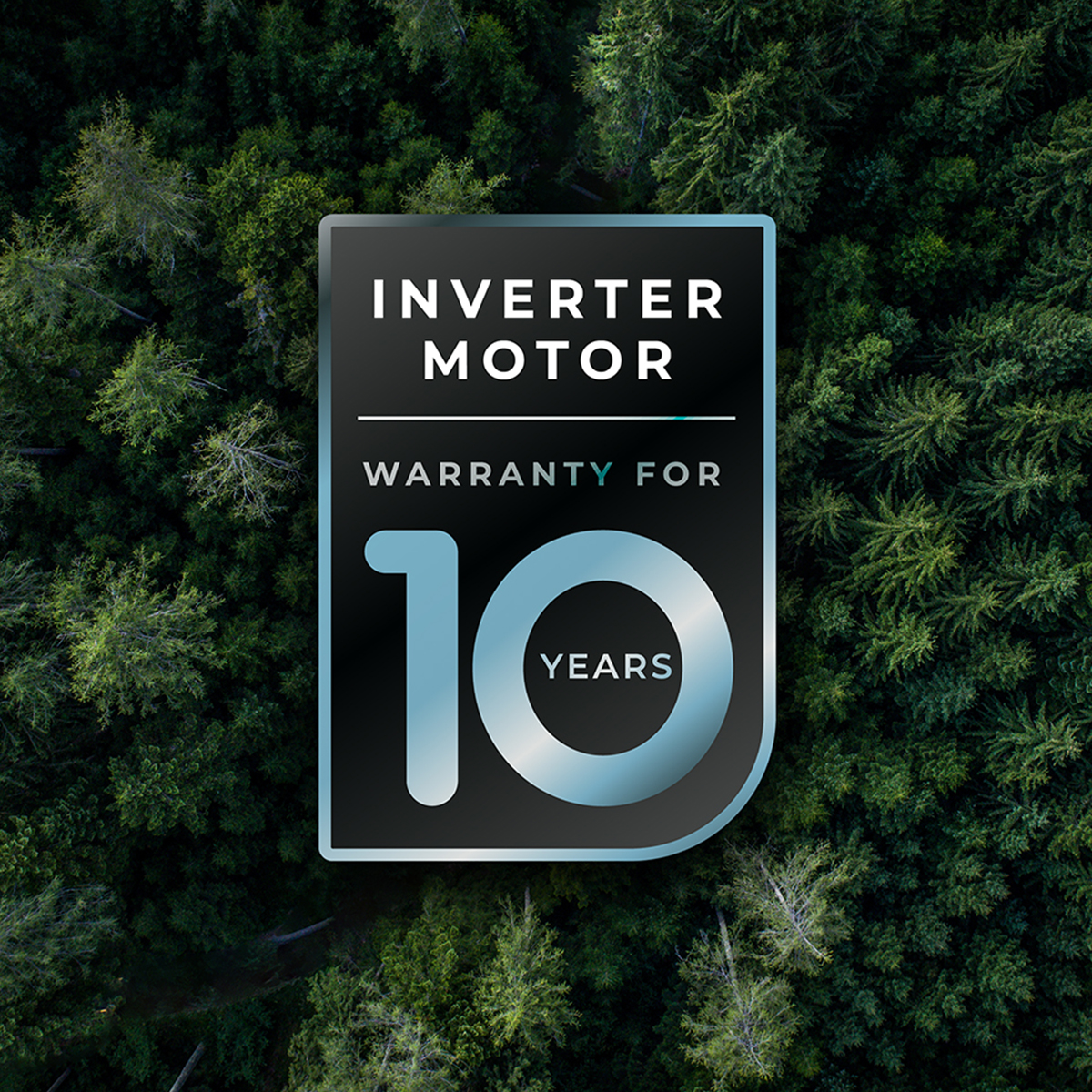 Una etiqueta de garantía con 'Inverter Motor' y '10 años' sobre un fondo de bosque verde.