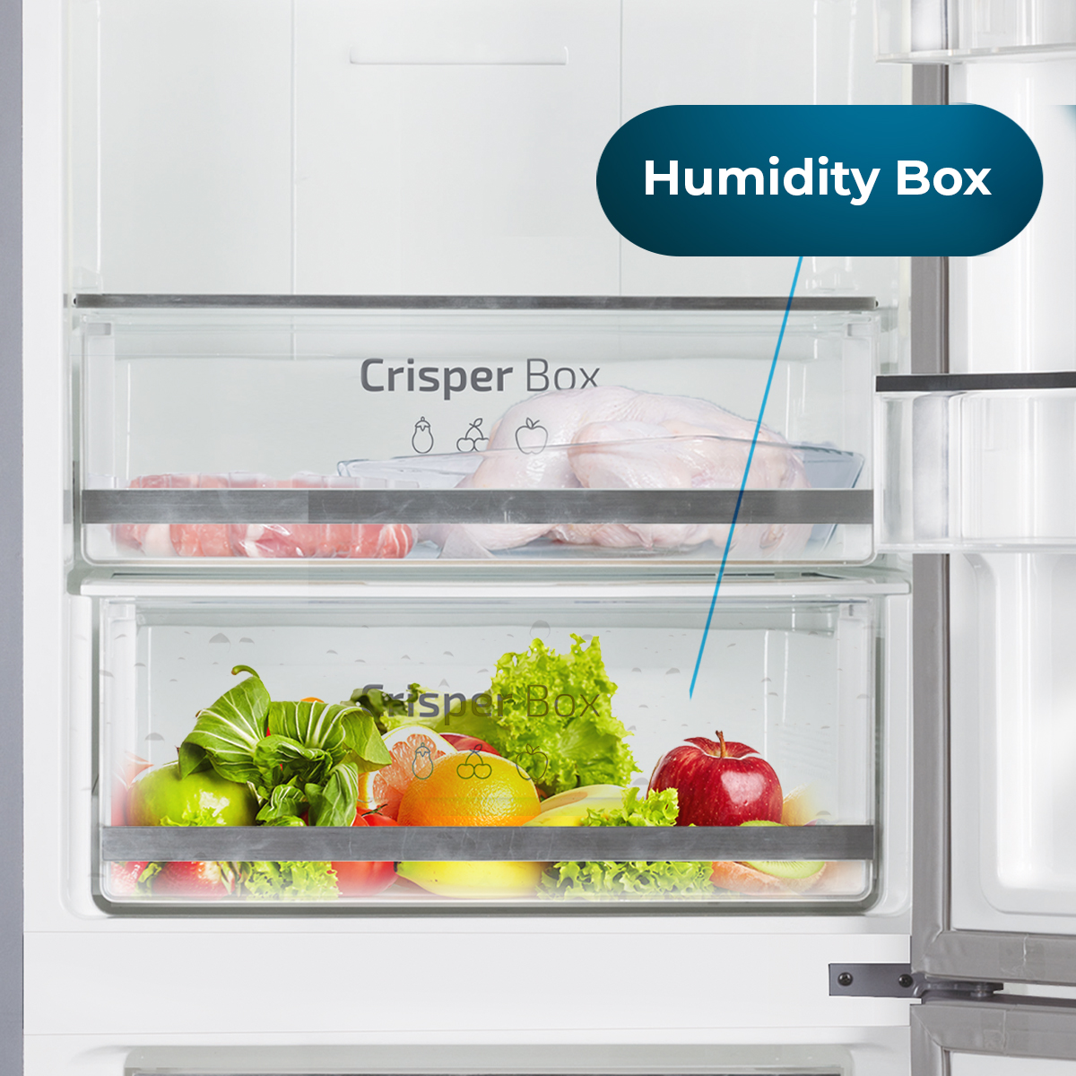 Interior de refrigerador que muestra cajas de verduras y humedad con frutas y verduras.