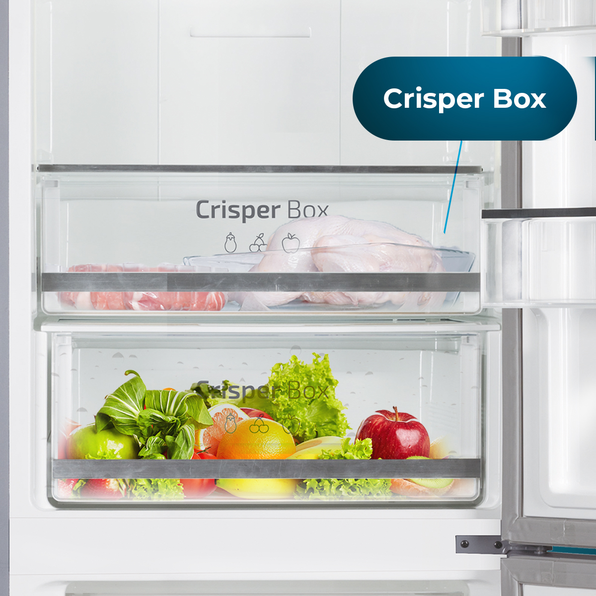 Dentro de un refrigerador con dos cajones para verduras llenos de frutas y verduras frescas.