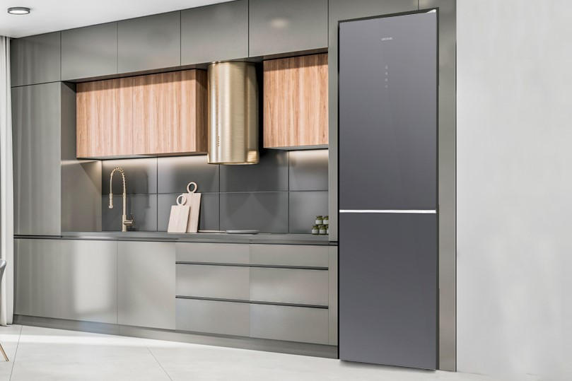 Cocina moderna con un refrigerador gris incorporado.
