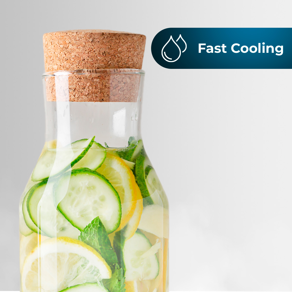 Jarra de agua con limones, pepino y menta.