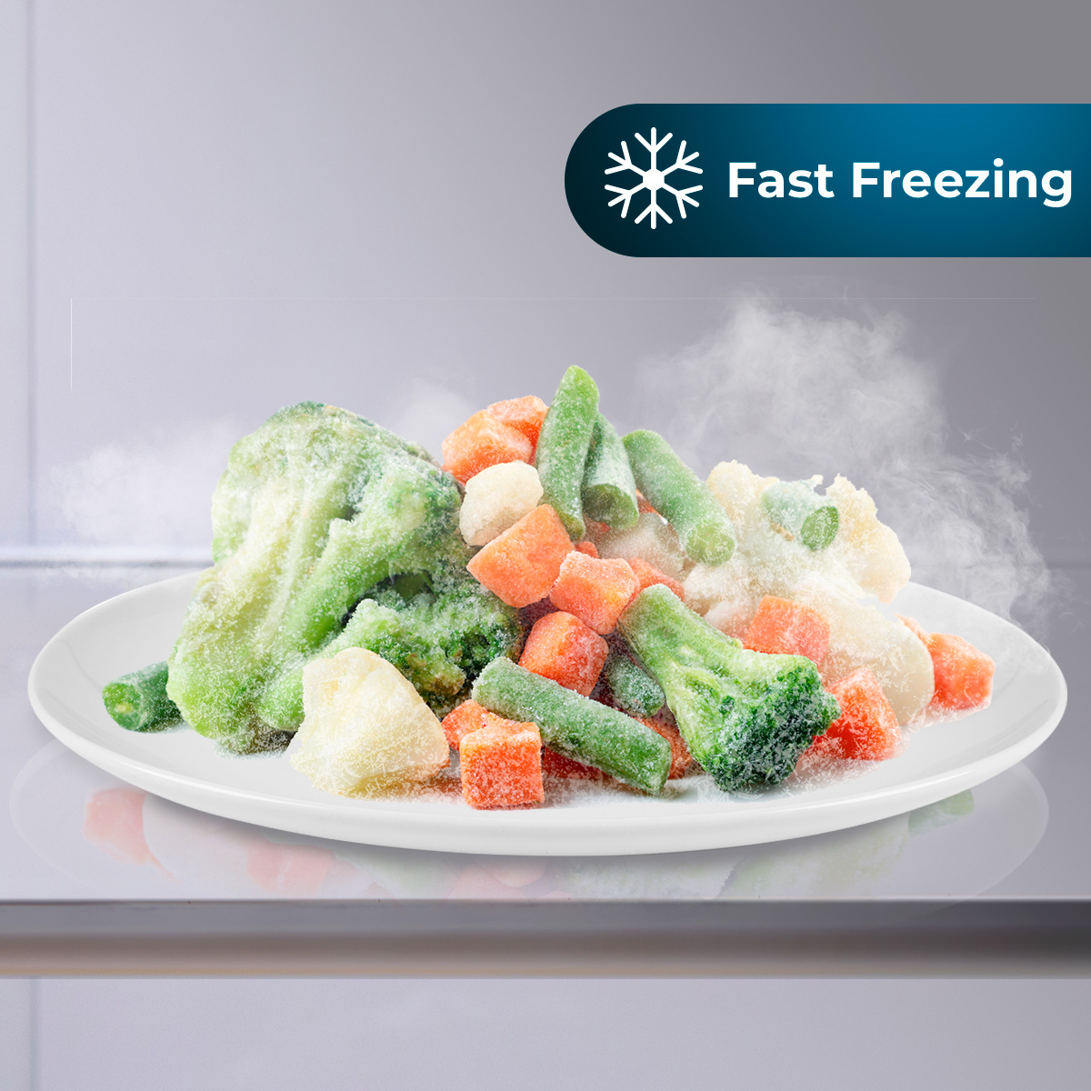 Verduras congeladas, brócoli, zanahorias y guisantes en un plato blanco con vapor y etiqueta.