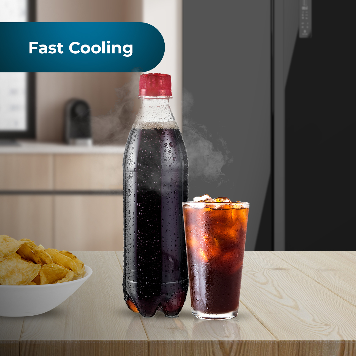Botella de coca-cola y vaso con hielo, un cuenco de papas fritas y texto: Fast Cooling.