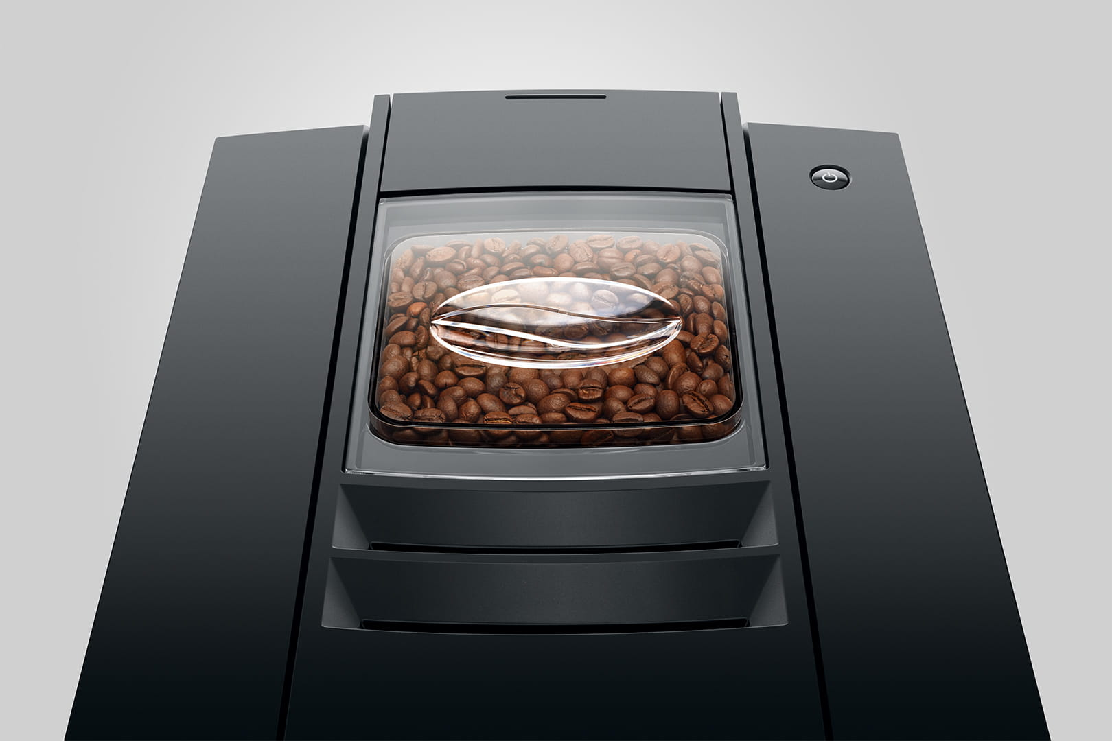 Cafetera con granos de café visibles.