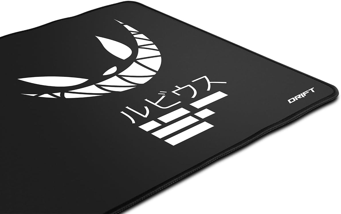Alfombrilla de ratón negra con logotipo blanco y texto japonés.