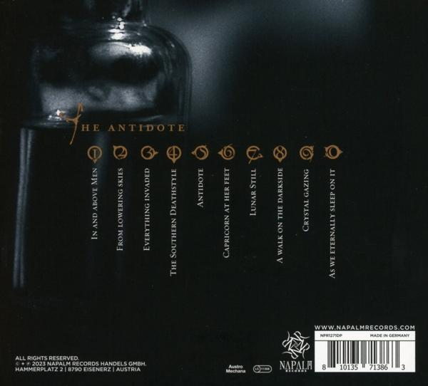 CD-Albumcover. Text und Logo auf dunklem Hintergrund.