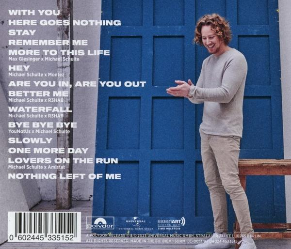 Albumcover hinten. Ein Mann mit Bart steht vor einer blauen Tür.
