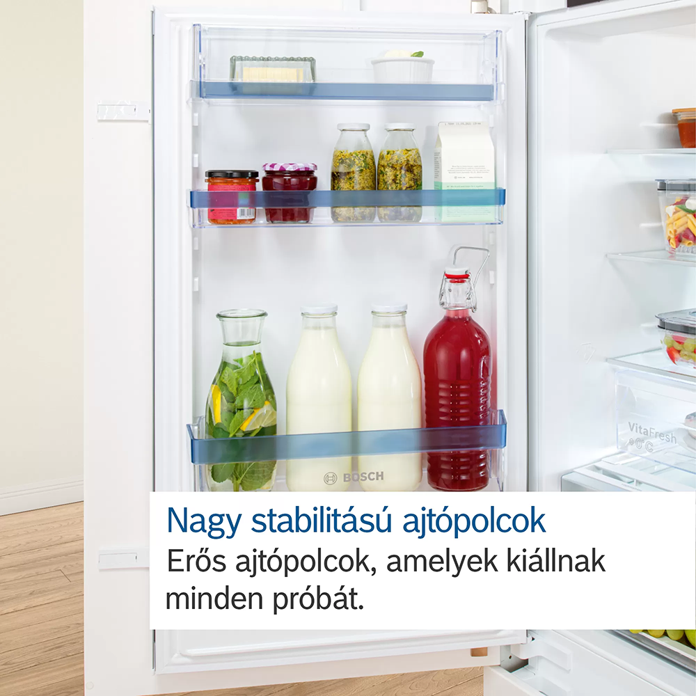 Hűtőszekrény, a tartalmának kilátásával. Polcai vannak, üvegekkel.