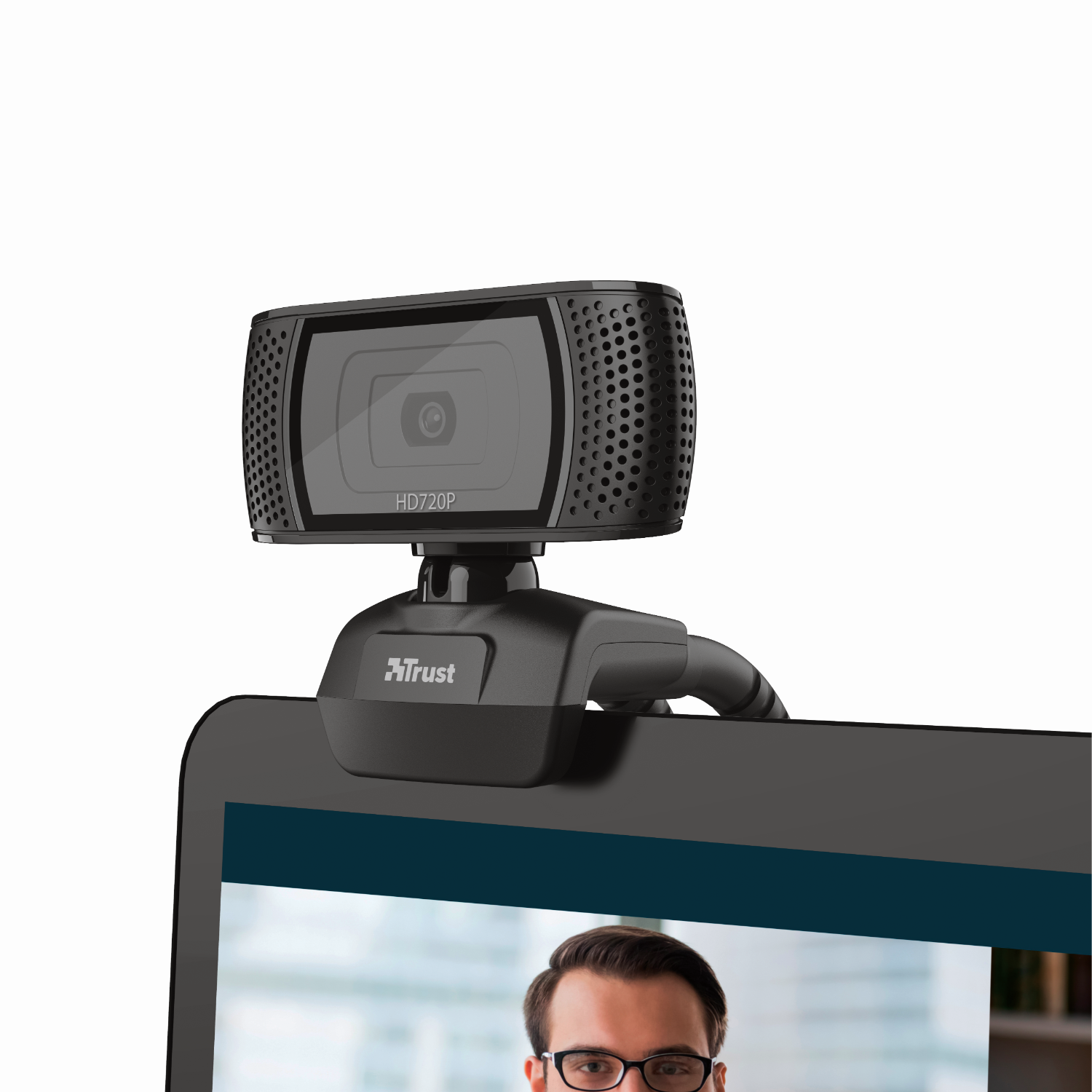 Zwarte Trust HD720P webcam bovenop een laptop, close-up.