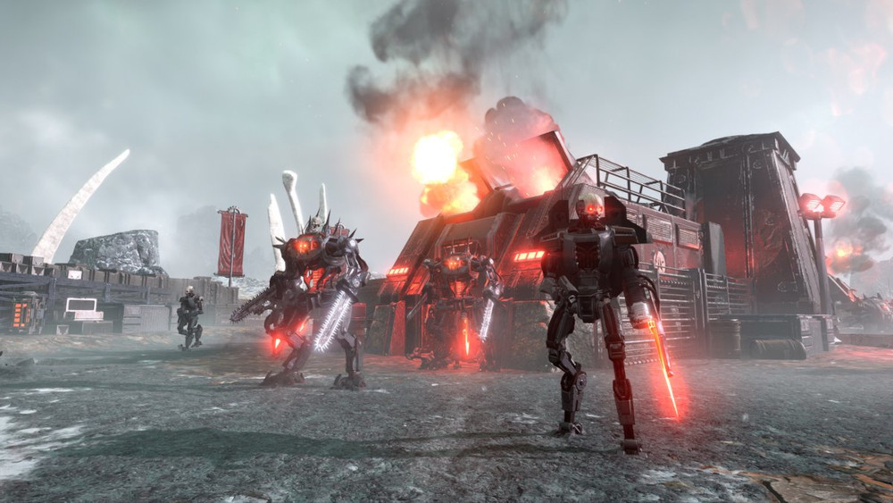 Robots met rode lichten, in een gevechtsscene met explosies en vuur.