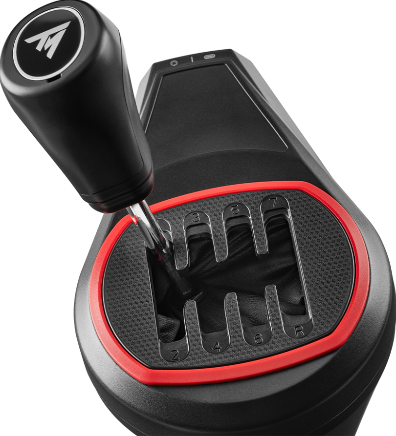 Un levier de vitesses Thrustmaster noir et rouge. Le levier a un bouton noir et une disposition à sept vitesses.