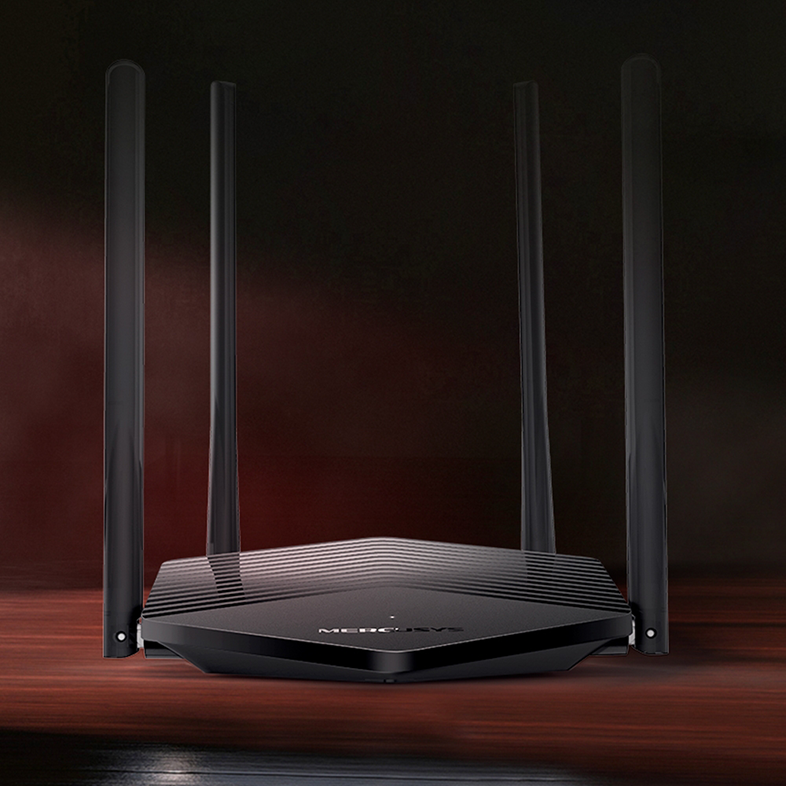 Egy fekete router négy antennával egy faasztalon. A háttér sötét.