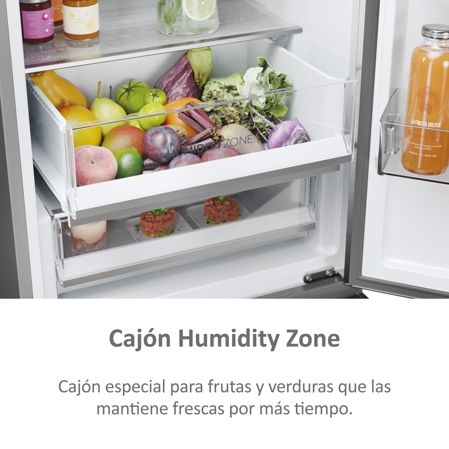 Interior de refrigerador con frutas, verduras y una botella de jugo.
