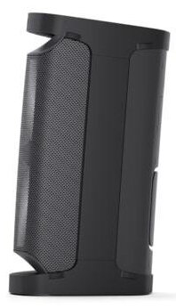 Czarny głośnik na białym tle. Ma siatkowy przód i zakrzywioną konstrukcję. Widok z boku.