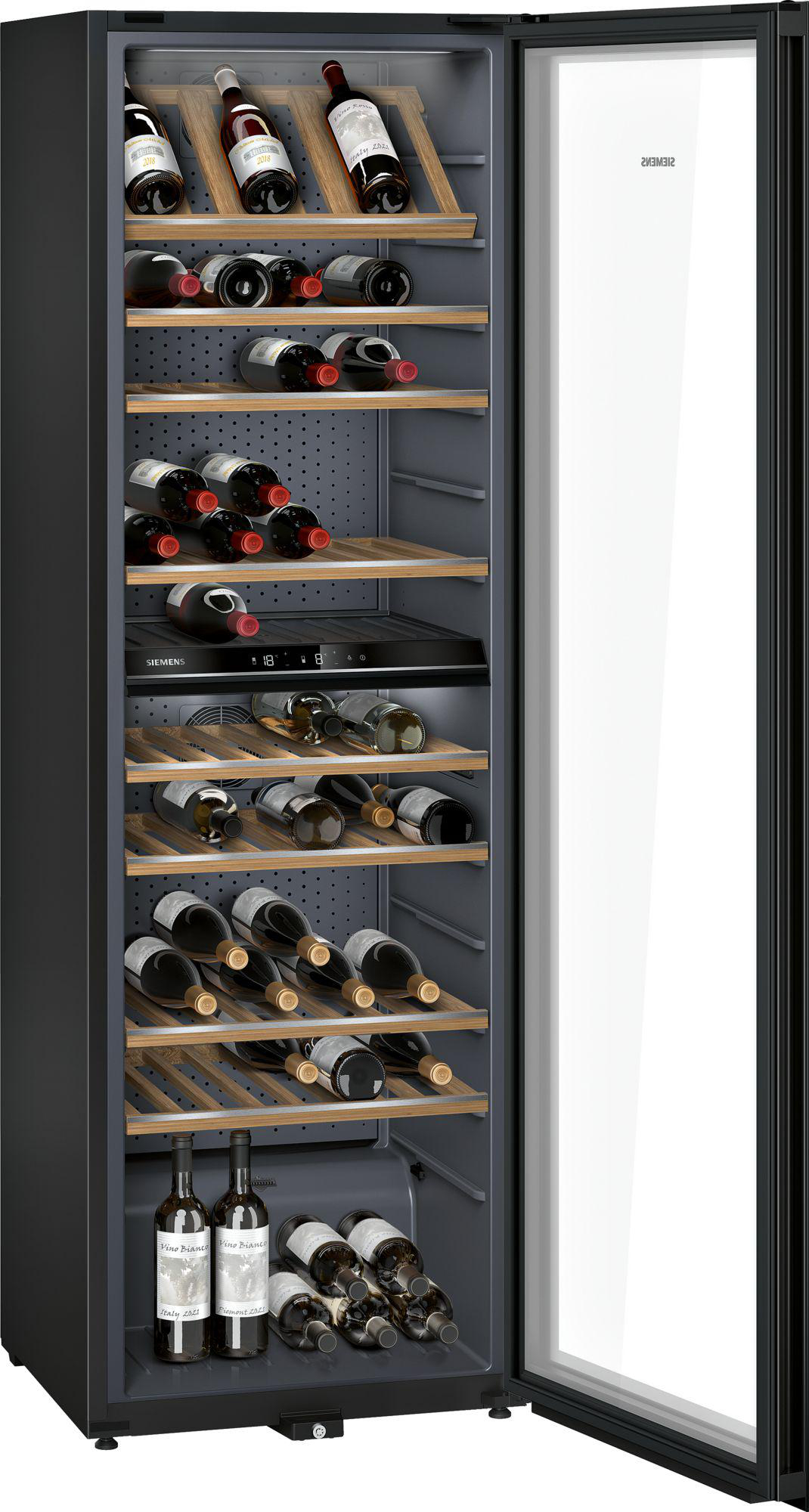 Weinkühlschrank mit Weinflaschen auf Holzregalen, Glastür, schwarzer Rahmen.