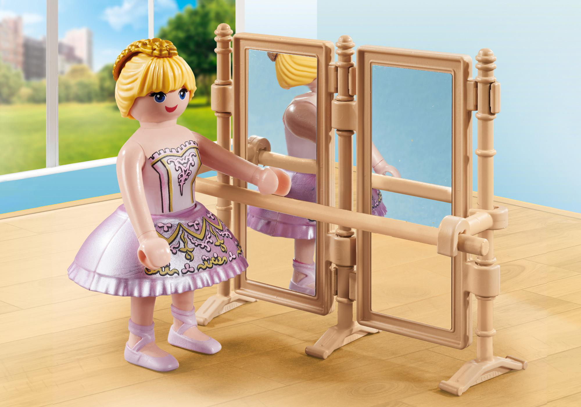 Eine Ballerina-Puppe übt vor Spiegeln und hält sich in einem Tanzstudio an einer Stange fest.