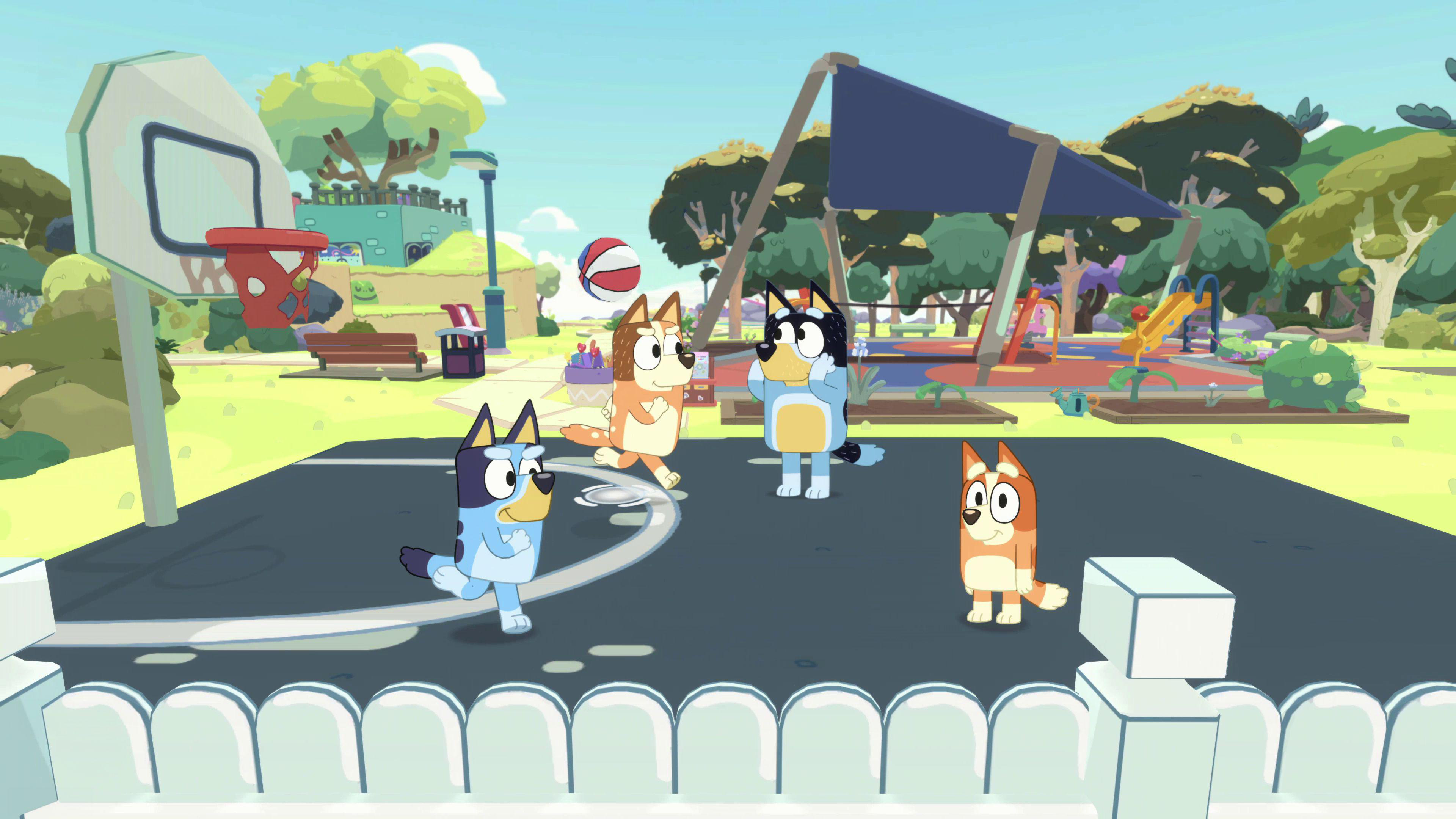 Bluey- und Bingo-Zeichentrickfiguren spielen Basketball in einem Park mit Basketballkorb und Spielplatz.