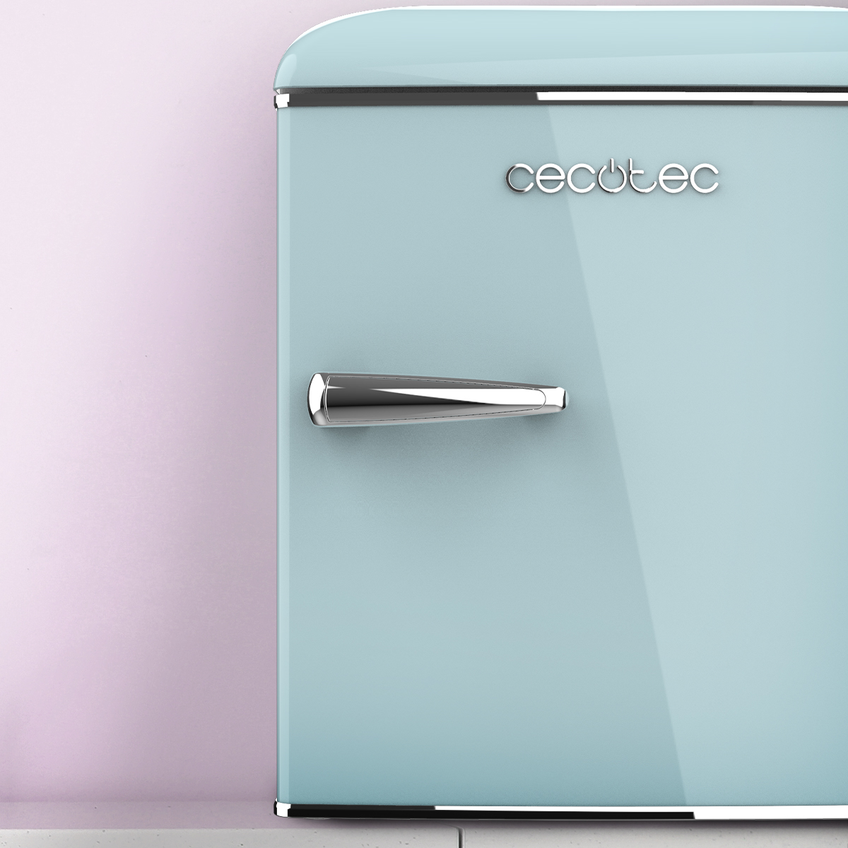 Un refrigerador azul claro de estilo retro con manija cromada, sobre una pared rosa.