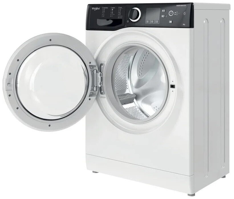 Biała pralka Whirlpool z otwartymi drzwiami. Bęben jest widoczny. Panel sterowania jest czarny.