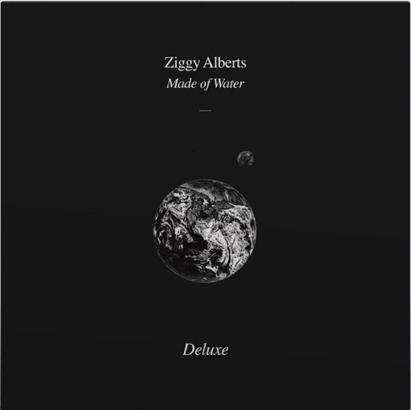 Album borító: Fekete háttér bolygóval és holddal. A szöveg: Ziggy Alberts Made of Water Deluxe.