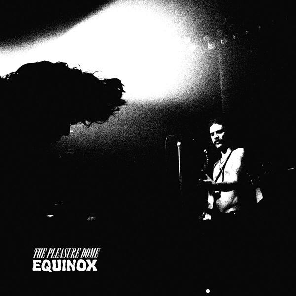 Sötét, monokróm kép egy mikrofonos férfit mutat. Színpadi fények világítják a jelenetet. Alul a szöveg: The Pleasure Dome Equinox.