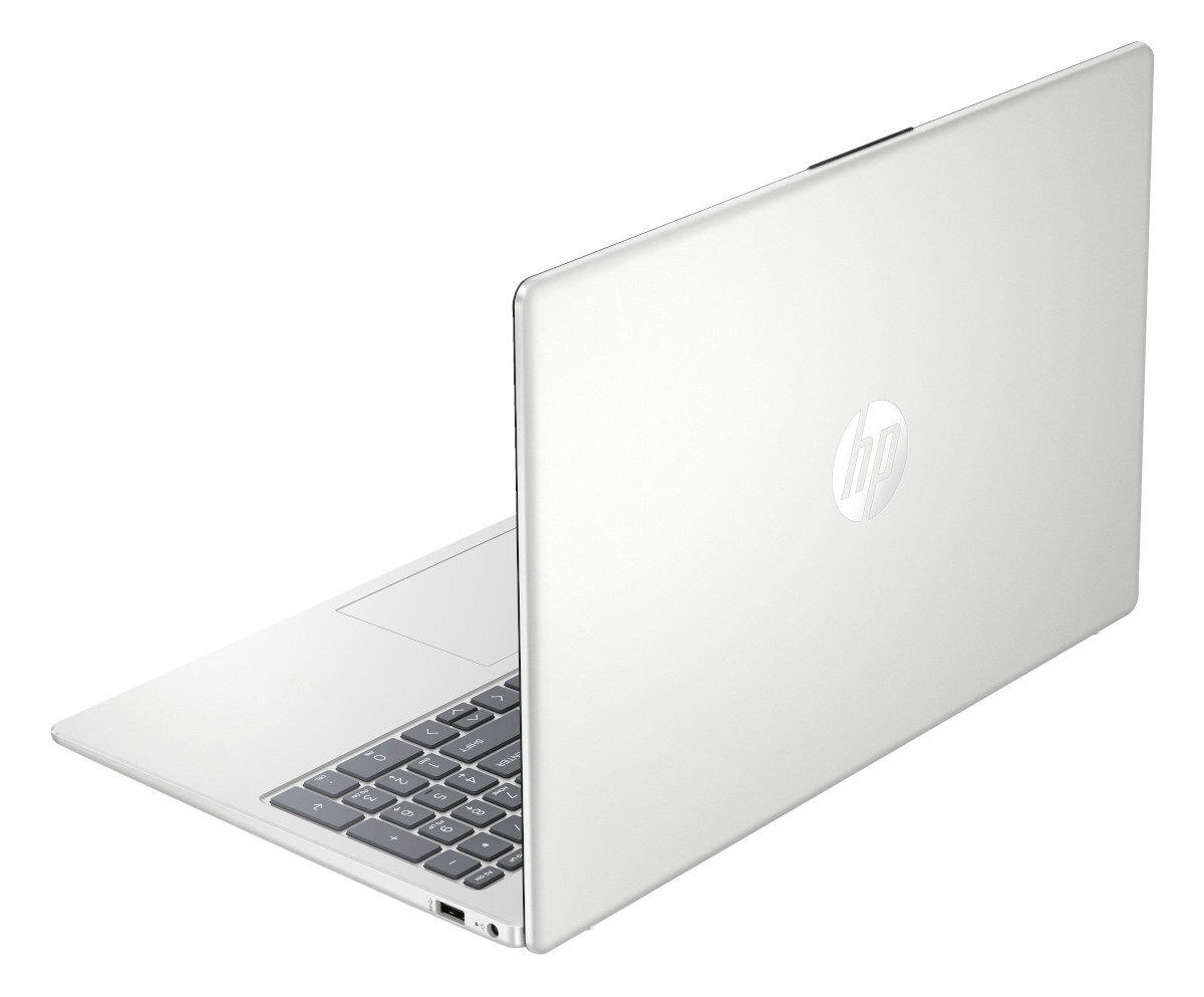 Srebrny laptop HP, widok pod kątem. Otwarty, pokazujący klawiaturę i ekran. Białe tło.