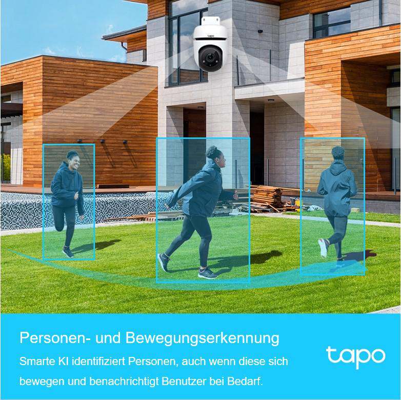 Drei Personen rennen auf Gras, überwacht von einer Überwachungskamera, vor einem modernen Haus.