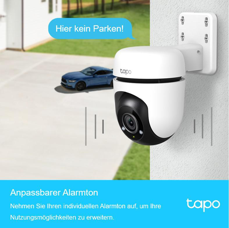 Tapo-Überwachungskamera an der Wand, mit blauem Auto im Hintergrund, Textblase.