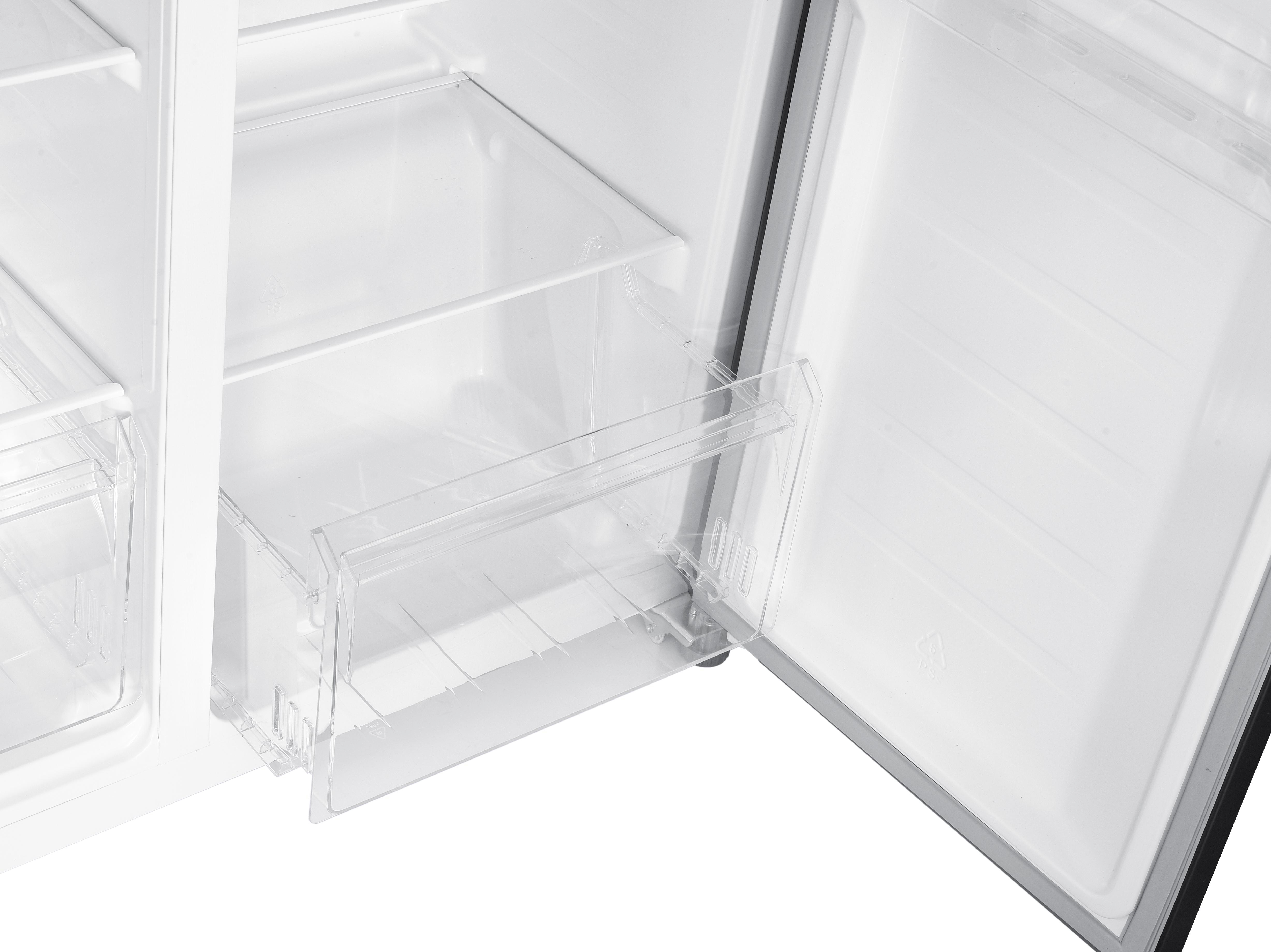 Kühlschrankinnenraum: Offene Tür zeigt klare Schubladen. Weißes Interieur, transparente Schubladen.