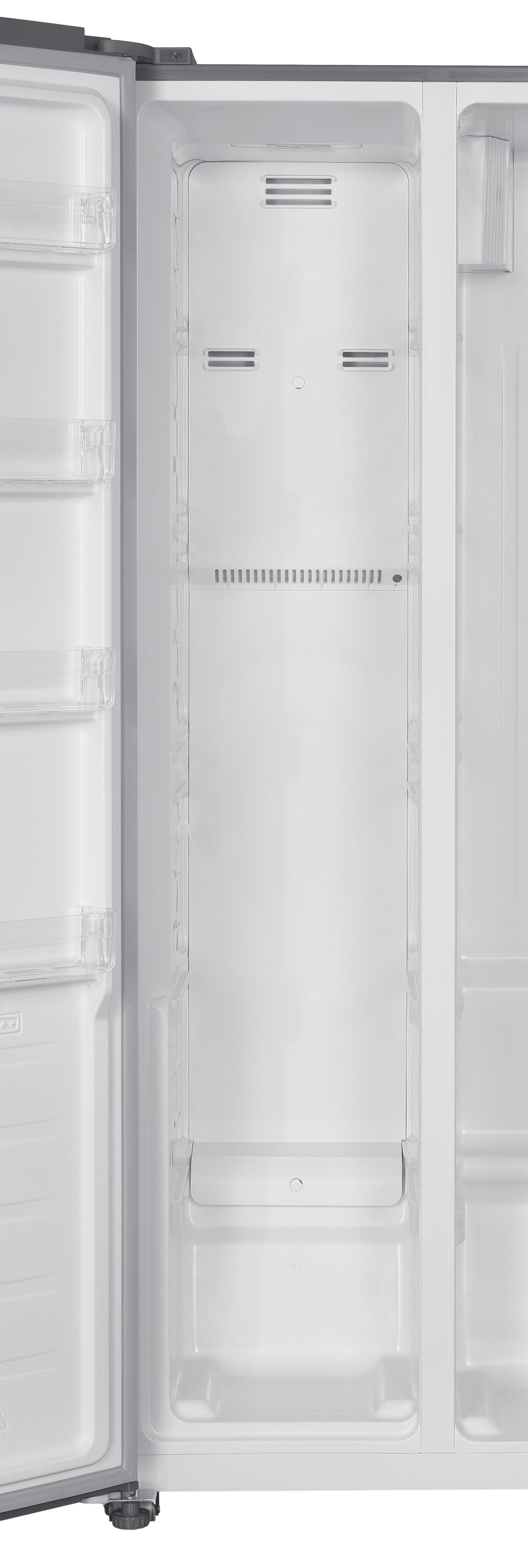 Kühlschrankinnenraum mit offener Tür. Weißes Interieur, transparente Regale und Schubladen sichtbar.