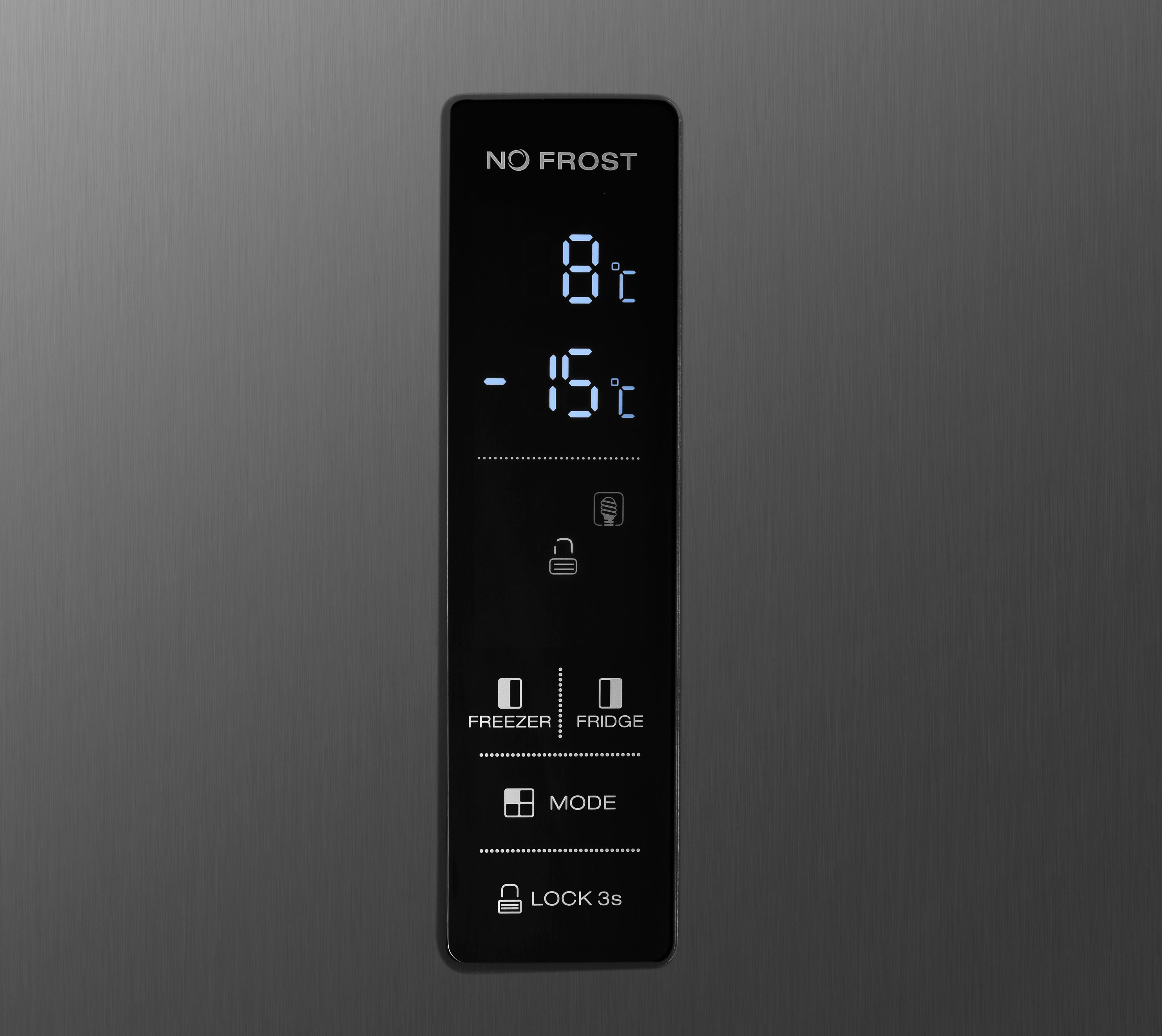 Eine Digitalanzeige an einer Kühlschranktür zeigt Temperatureinstellungen und Funktionsoptionen.