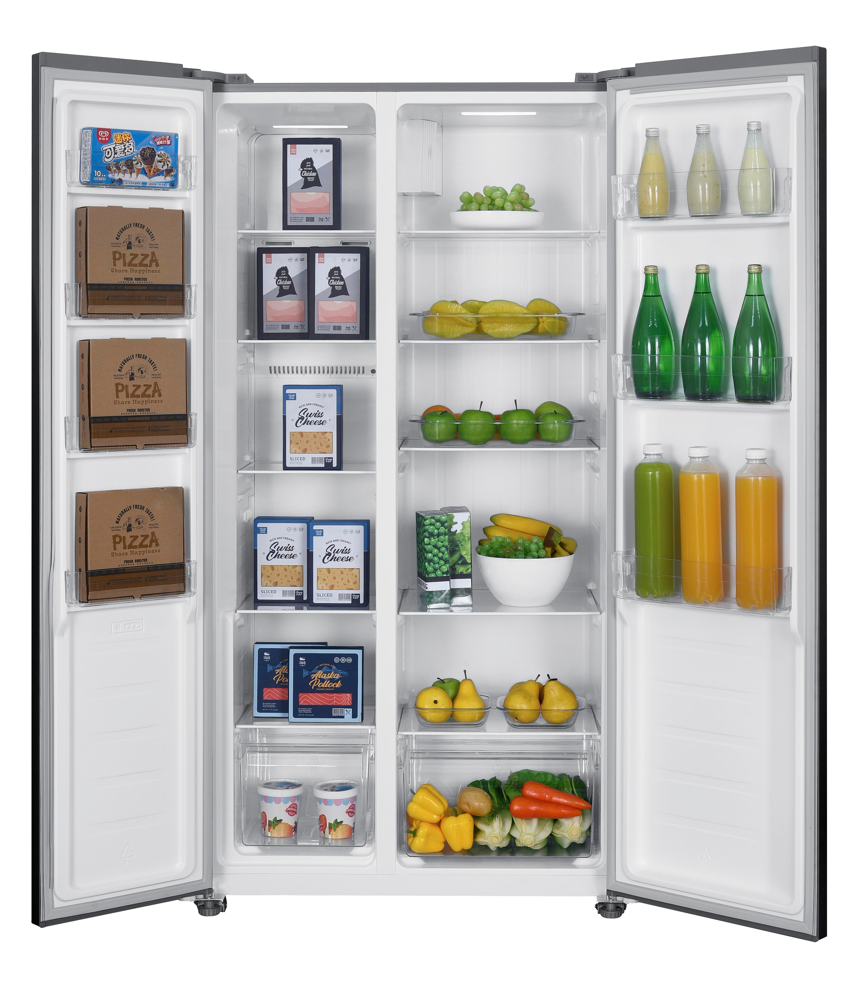 Offener Side-by-Side-Kühlschrank mit Lebensmitteln, gut organisiert.