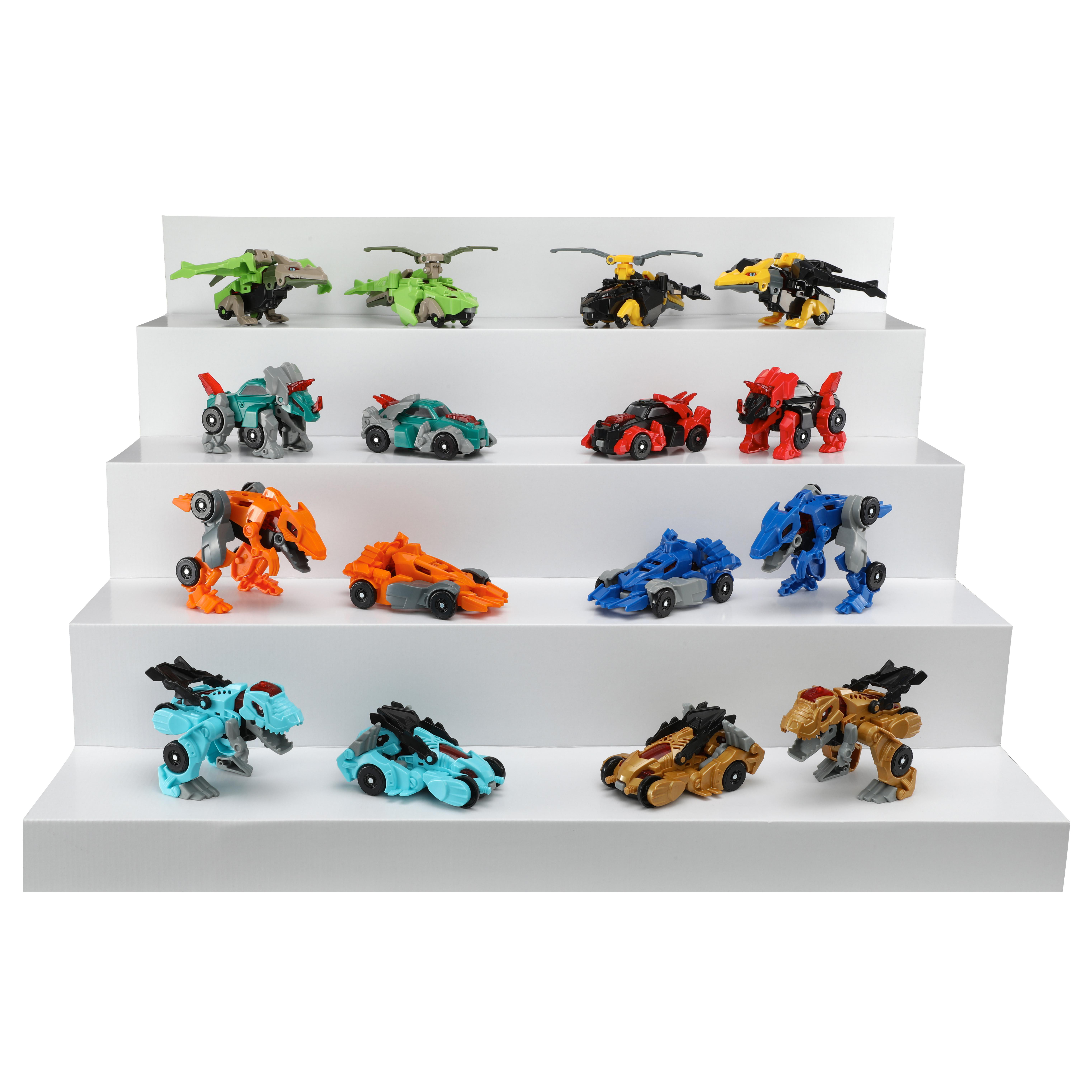 Spielzeugautos in verschiedenen Farben auf einer weißen Display-Treppe.