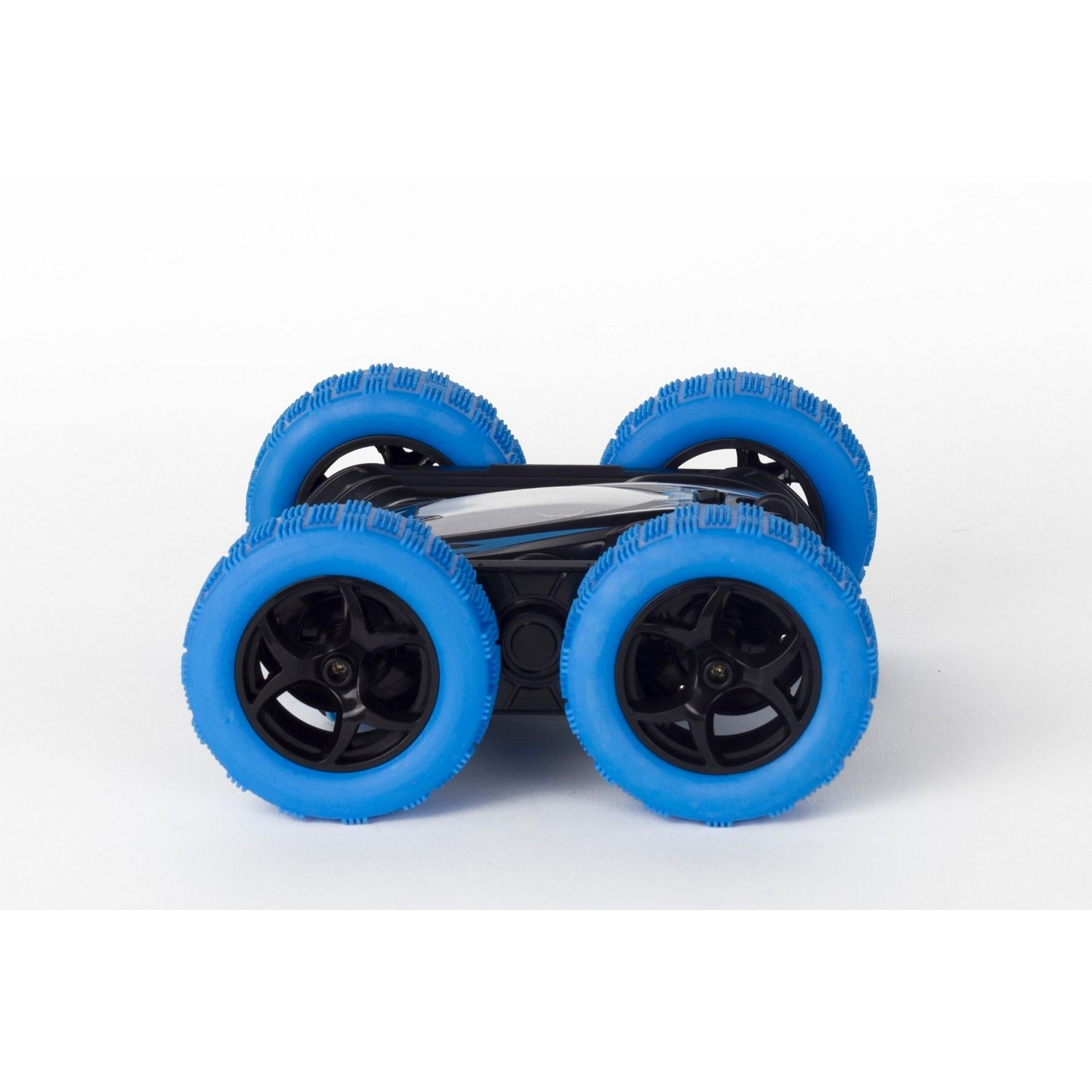 Une voiture télécommandée bleue et noire avec quatre roues bleues, sur fond blanc.
