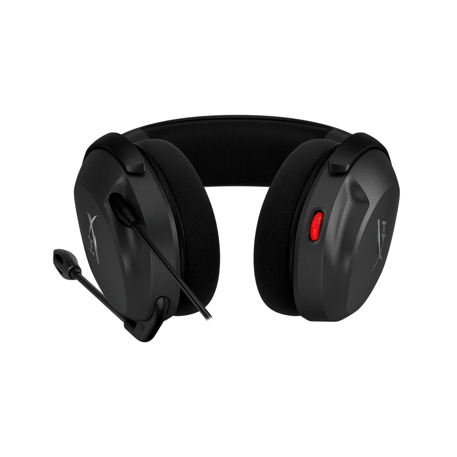 Fekete gamer headset mikrofonnal, piros gombbal a jobb oldali fülhallgatón, logóval, fehér háttérrel.