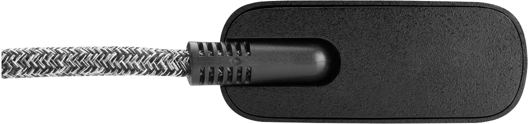 Cable negro con enchufe texturizado y cable trenzado gris y negro.