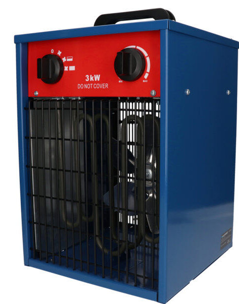 Niebiesko-czerwony grzejnik elektryczny. Czarny ruszt, pokrętła u góry. Białe tło.