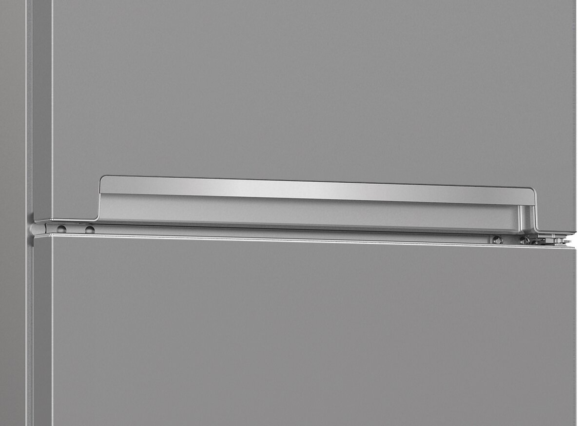 Zbliżenie srebrnej klamki lodówki. Uchwyt jest poziomy i przymocowany do szarych drzwi.