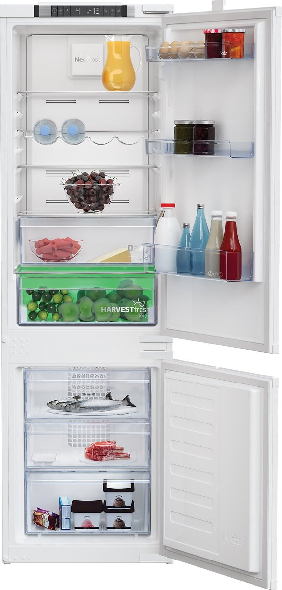 Biała lodówka z otwartymi drzwiami, odsłaniająca półki, szuflady i produkty spożywcze.