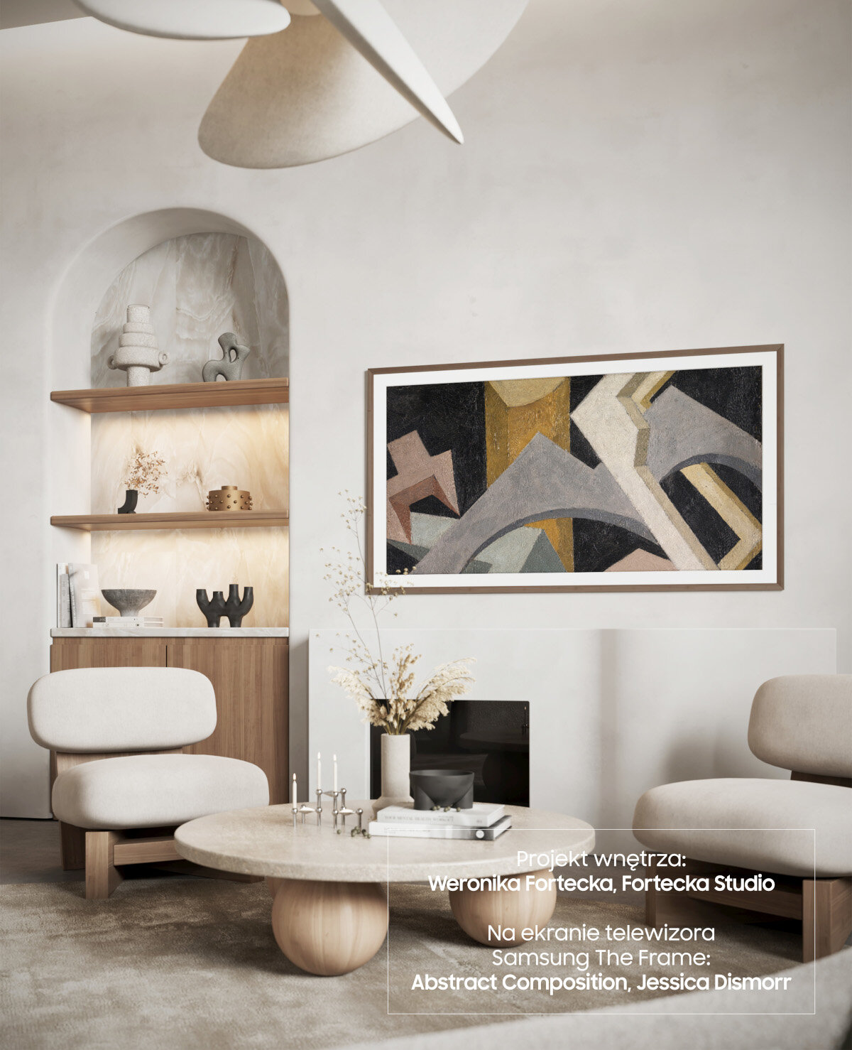 Salon z obrazem nad kominkiem. Widoczny stolik kawowy, krzesła i dekoracje.