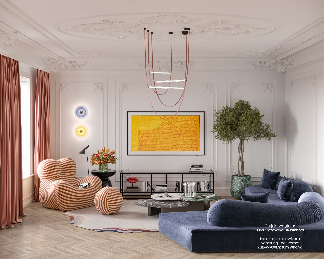 Salon z niebieską sofą, pomarańczową sztuką i nowoczesnym designem. Oświetlenie i dekoracje.