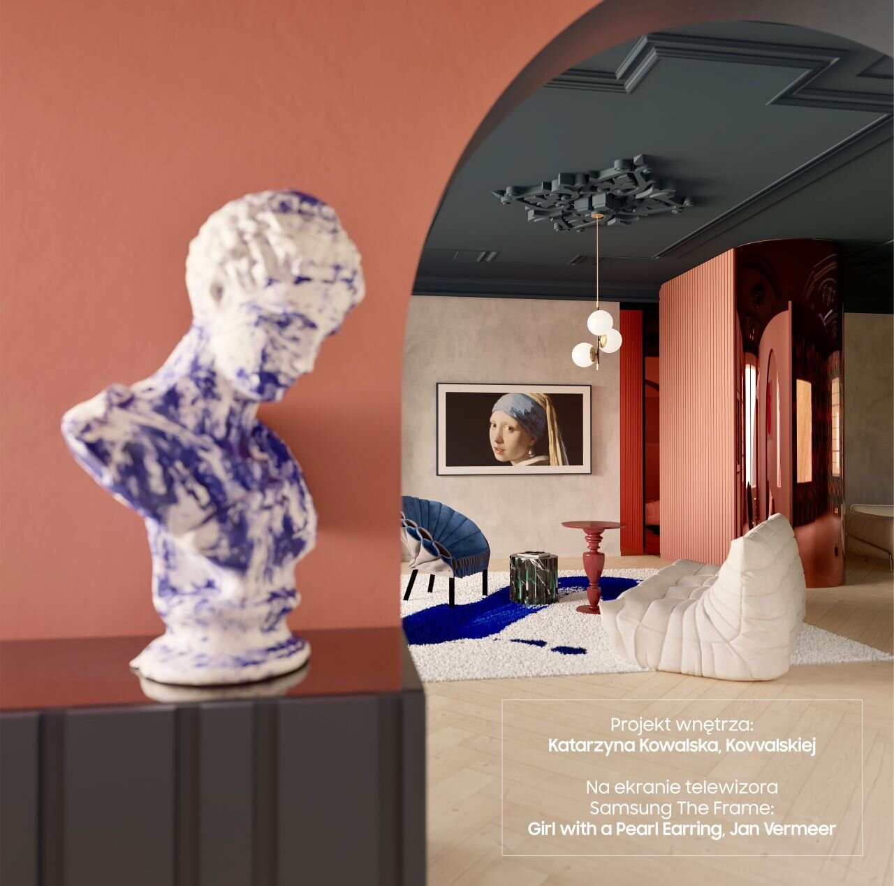 Wnętrze pokoju z popiersiem, nowoczesnymi meblami i obrazem kobiety. Kolory: koralowy, niebieski, biały.